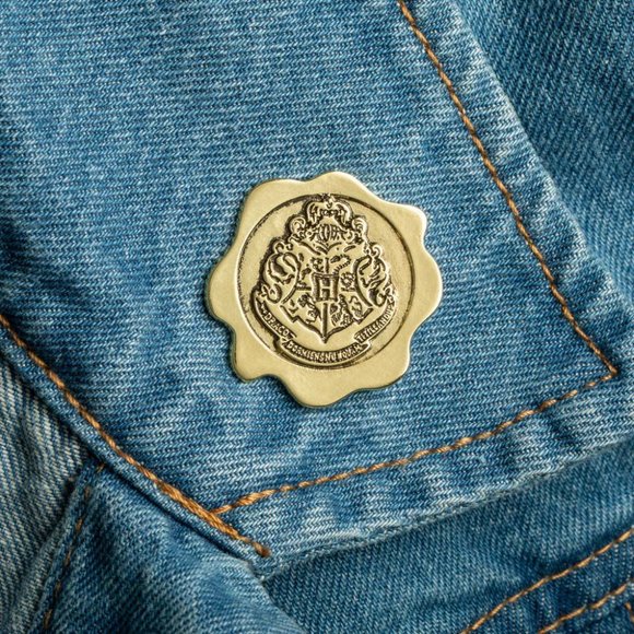 Harry Potter Hogwarts Gryffindor Collectible Pins - Picture 3 of 3